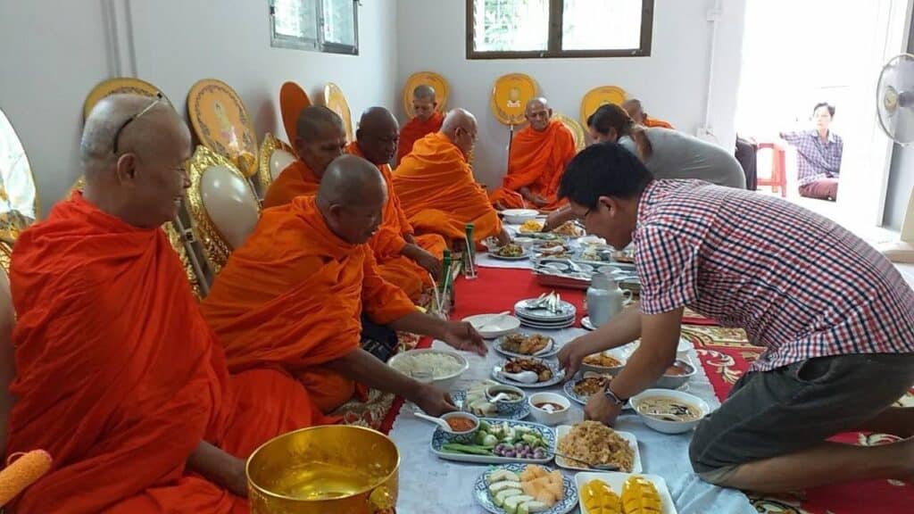 อาหารถวายพระขึ้นบ้านใหม่